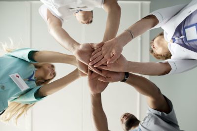 gros-plan-equipe-agents-sante